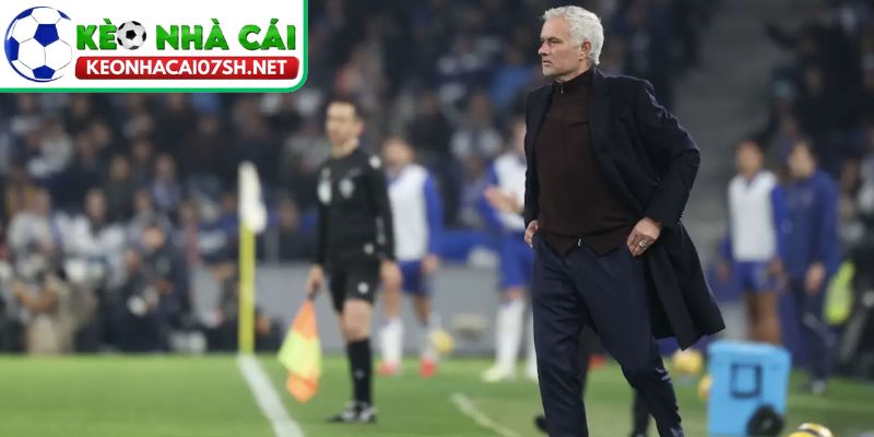 Phút 90+8 lịch sử và khoảnh khắc Mourinho bùng nổ