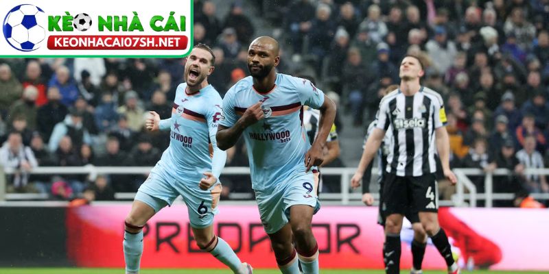 Newcastle vs Brentford: Sai lầm hàng thủ, Chích chòe ôm hận thua ngược tại Ngoại hạng Anh 2 Newcastle khởi đầu thuận lợi nhưng không kiểm soát được thế trận